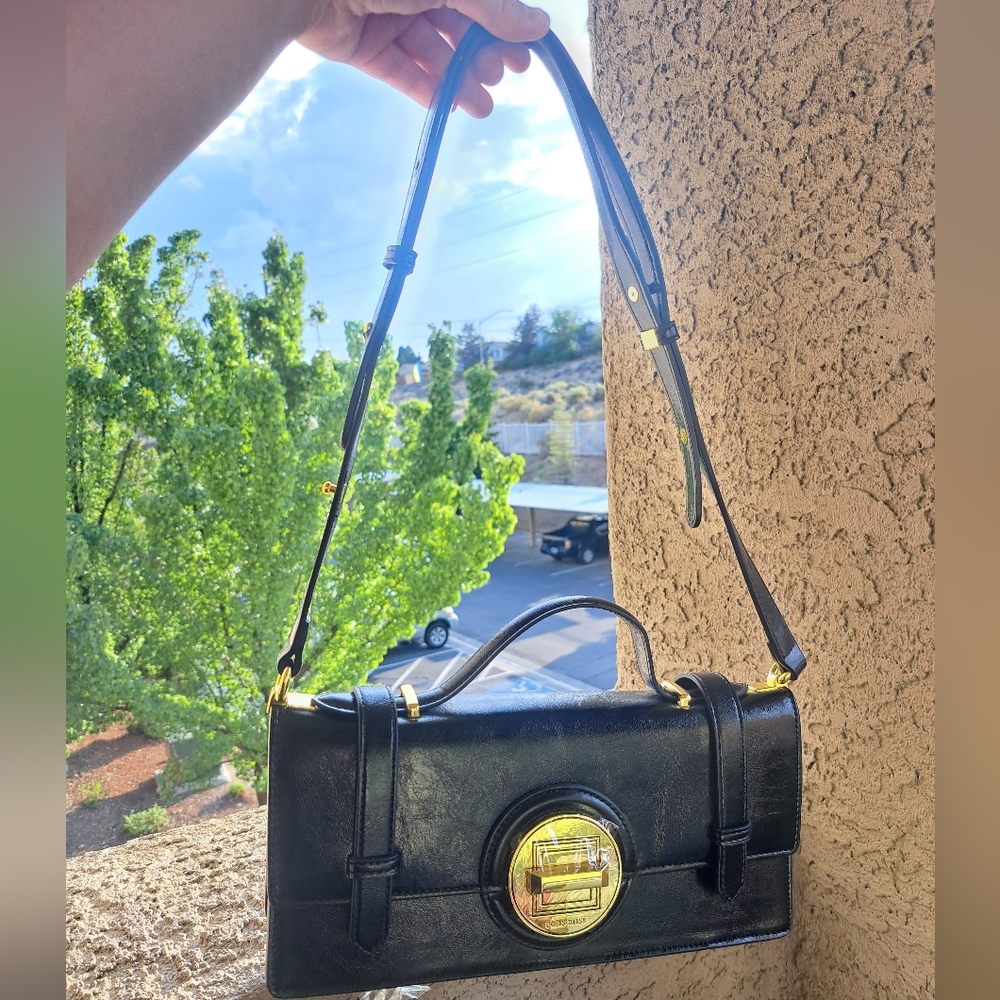 COPY Black & Gold Vintage Like shoulder baguette bag